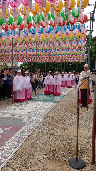 Partake in the Vesak Ceremony at Yonggungsa Cham Joeun Uri Temples